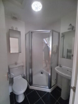 Pipe sun from a daylight tunnel into an en-suite